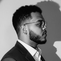 Black and white side portrait of Jorge Mesquita